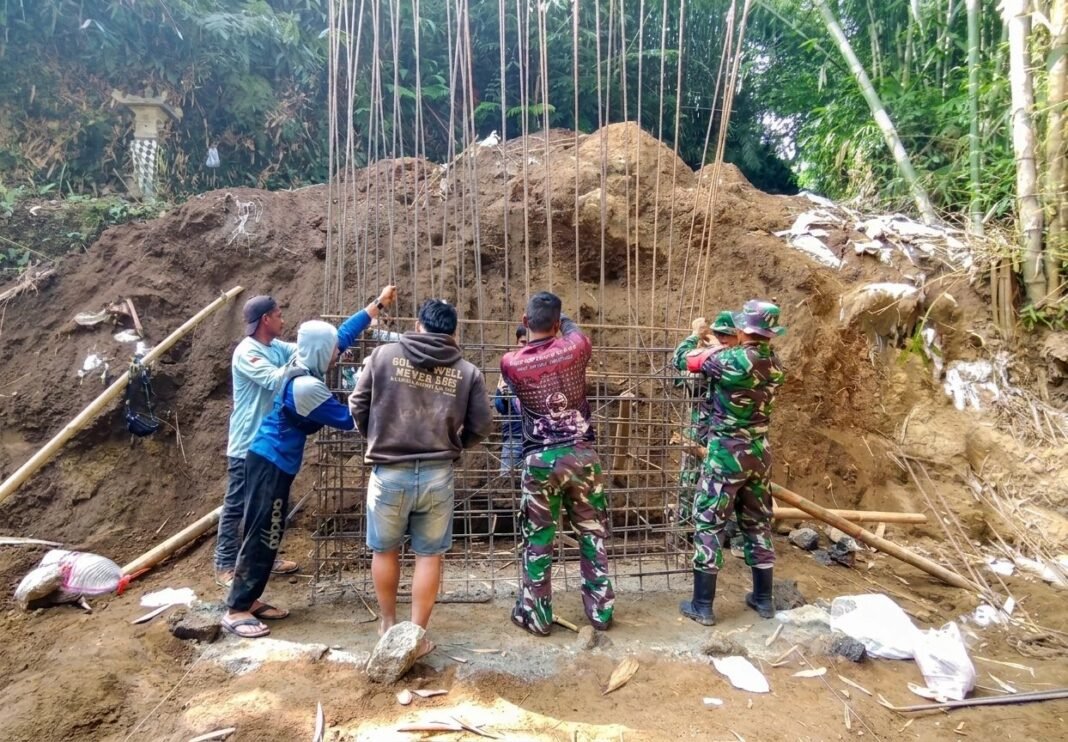 Keterlibatan Babinsa dalam Pembangunan Jembatan Garuda di Kayubihi