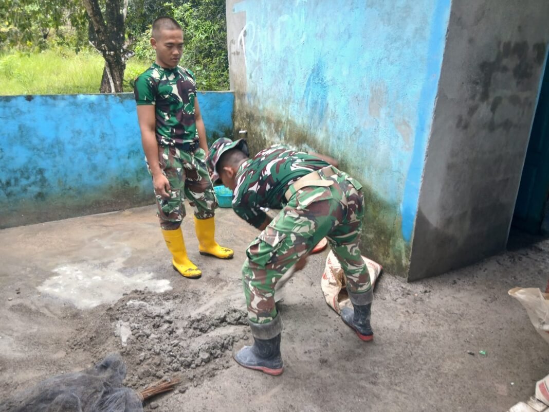 Babinsa Yondeliu Laksanakan Pemantauan Pekerjaan Sasaran MCK Program Bakti TNI AD untuk Rakyat di Desa Wailegi