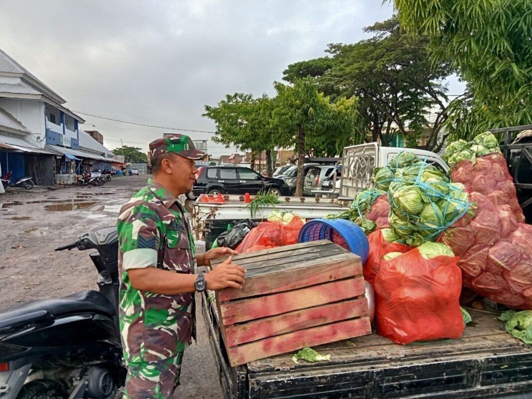 Kegiatan Pantauan Harga Sembako oleh Babinsa di Pasar Rappang