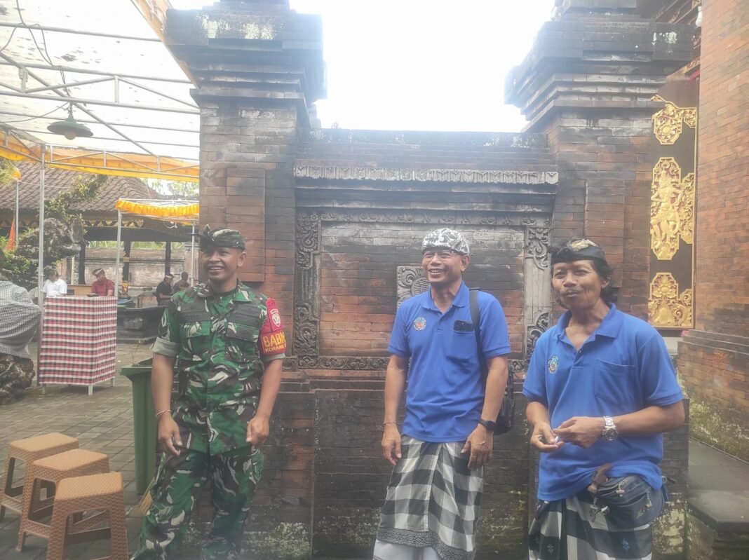 Babinsa Koramil Klungkung Gotong Royong di Pura Dasar Buana Gelgel