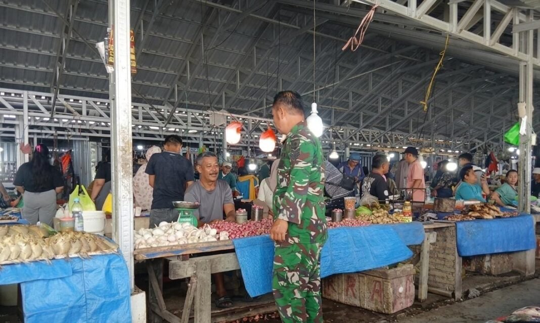 Babinsa Koramil 04/Watangpulu Lakukan Pemantauan Pasar Tradisional Lawawoi untuk Stabilitas Pangan