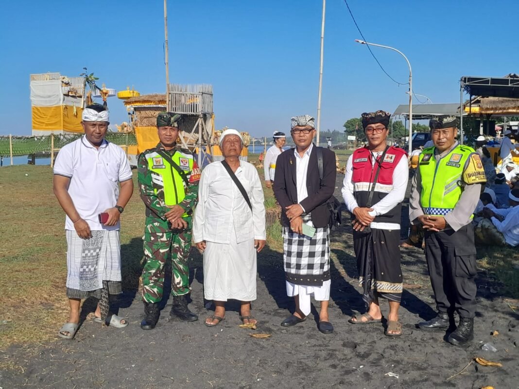 Libatkan Ratusan Warga dan Puluhan Kendaraan, Melasti Pengempon Pura Kapat Dusun Sarimertha Dijaga Ketat Aparat Babinsa Bersama Bhabinkamtibmas dan Pecalang