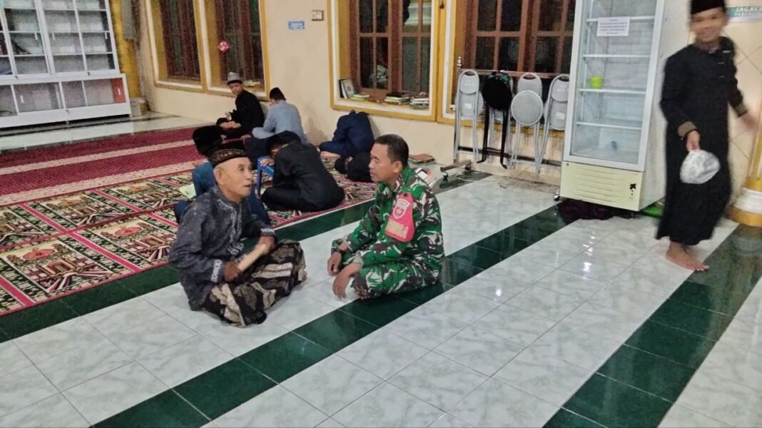 Babinsa Kodim 1420/Sidrap Laksanakan Safari Salat Subuh Bersama Warga