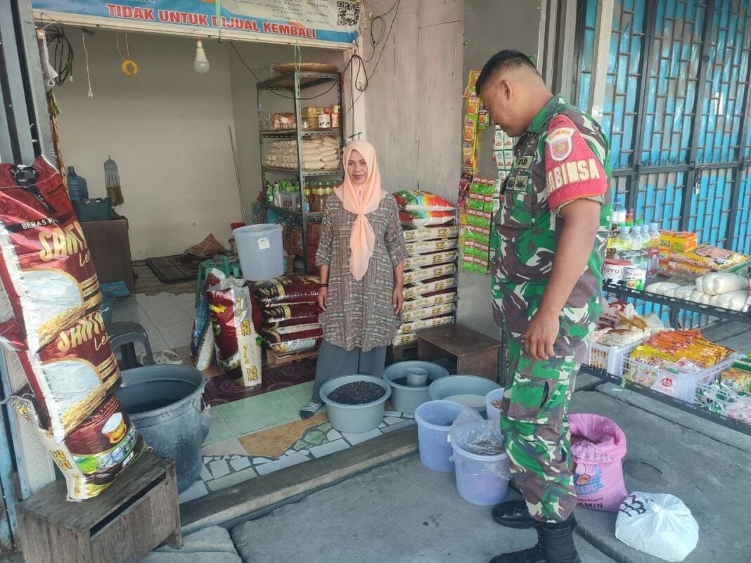 Pengawasan Harga Sembako oleh Babinsa Mojong di Pasar Sentral Pangkajene
