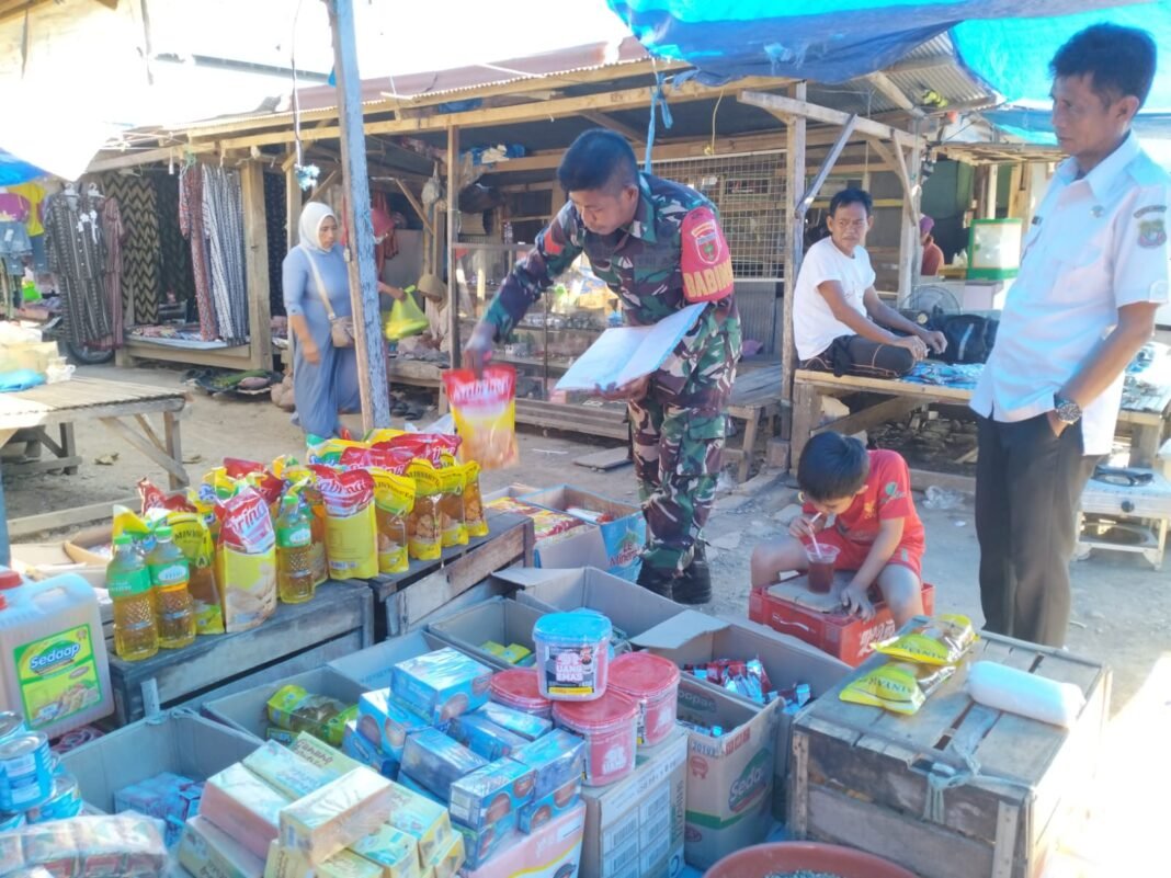 Kegiatan Pengecekan Harga dan Stok Sembako oleh Babinsa