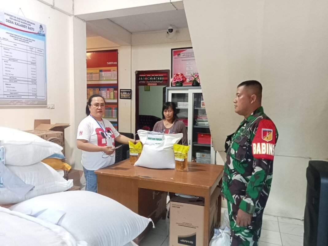 Babinsa Koramil 1309/04 PTM Selenggarakan Pendampingan Bantuan Pangan di Kalasey Satu