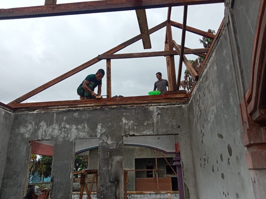 Pembuktian Solidaritas TNI di Desa Sibenpopo melalui Karya Bakti