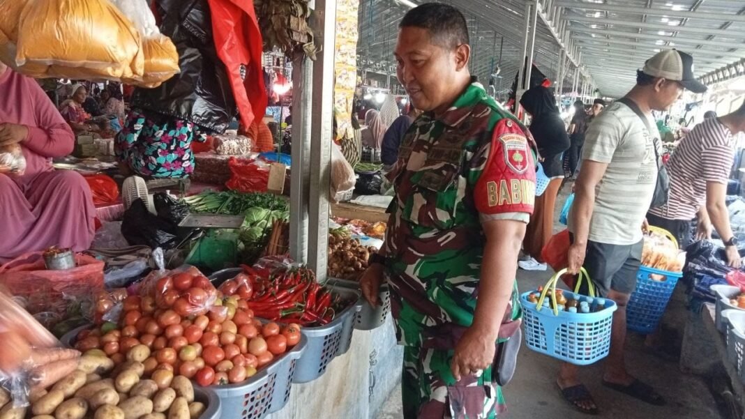 Serma Irwan Awasi Stok dan Harga Sembako di Pasar Lawawoi