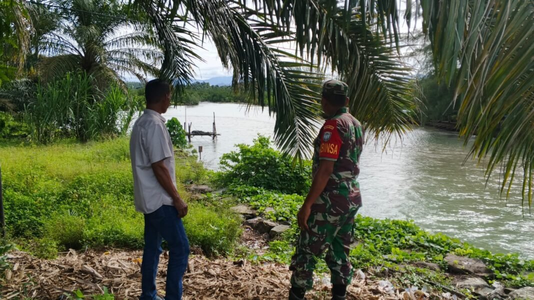 Babinsa Setia Bakti dan Warga Pantau Debit Air Sungai, Antisipasi Risiko Banjir Akibat Curah Hujan Tinggi