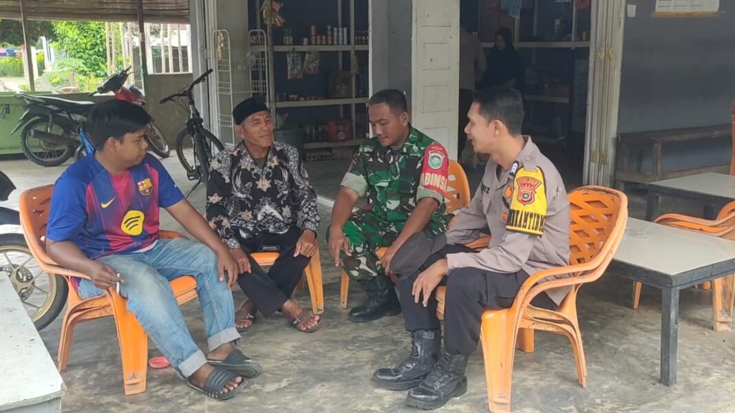 Komsos Bersama Warga, Babinsa dan Bhabinkamtibmas Perkuat Persatuan di Aceh Barat
