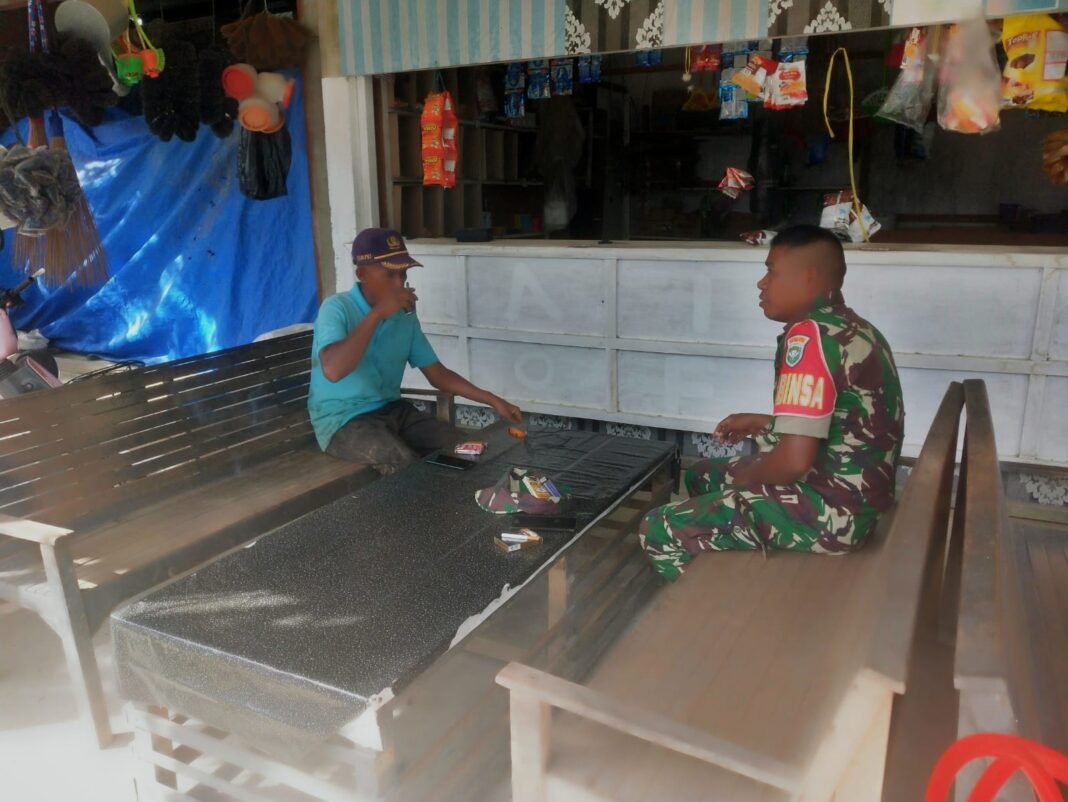 Babinsa Jaya Perkuat Jaringan Teritorial Melalui Komsos Bersama Warga Desa Sabet