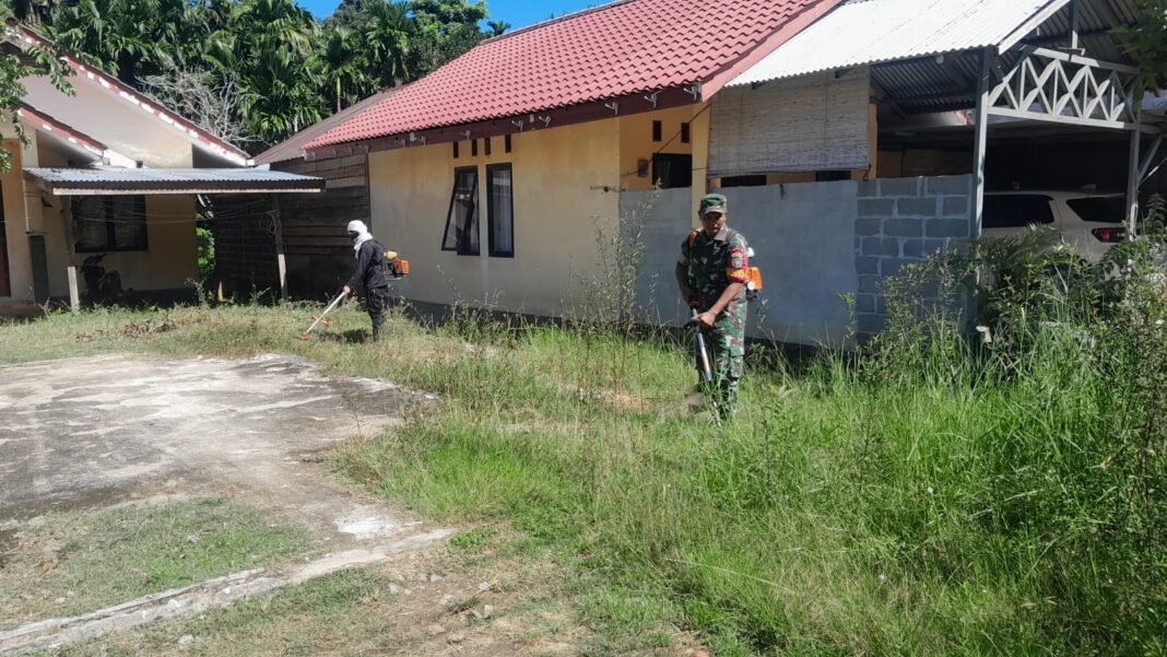 Babinsa Setia Bakti Gotong Royong Bersihkan Pekarangan Rumah Warga, Wujud Kepedulian dan Kemanunggalan TNI-Rakyat
