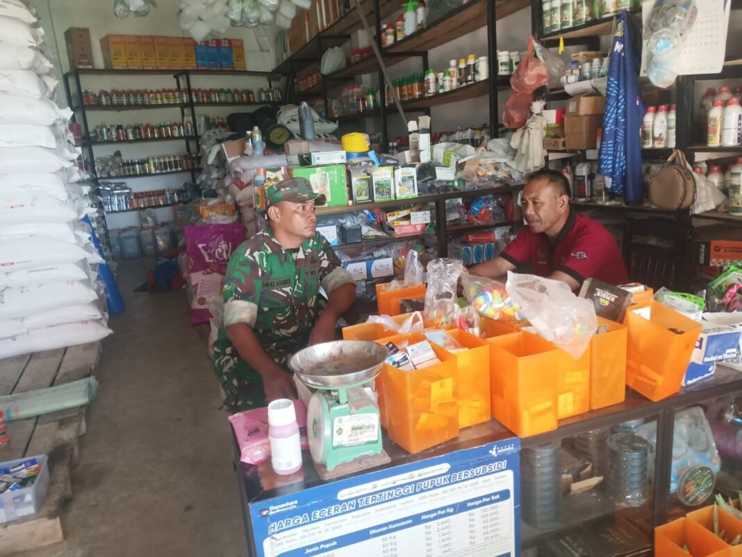 Babinsa Koramil Panga Pantau Ketersediaan Pupuk dan Obat Pertanian untuk Dukung Ketahanan Pangan