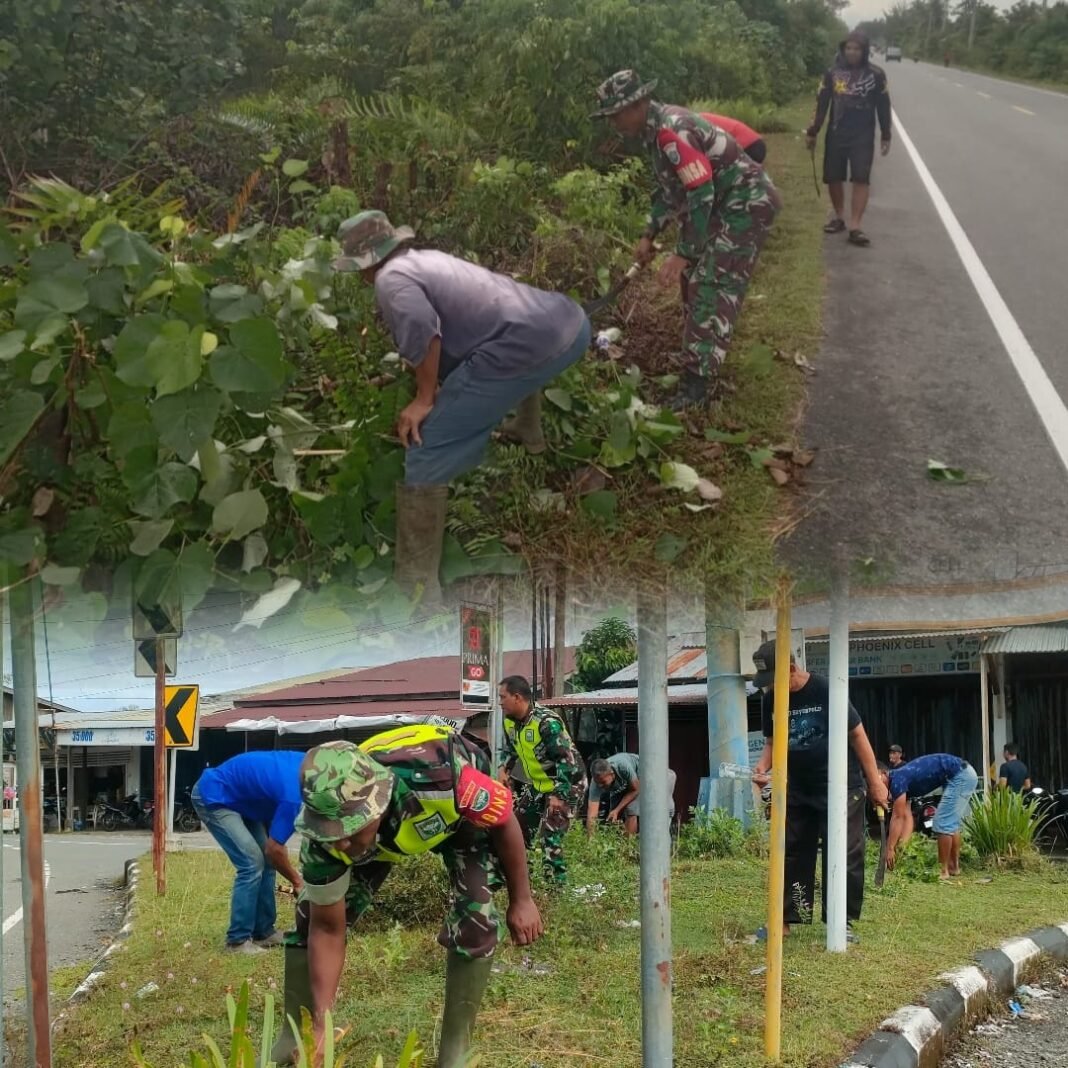 Babinsa Samatiga Bersama Warga Bersihkan Bahu Jalan, Wujudkan Lingkungan Aman dan Nyaman