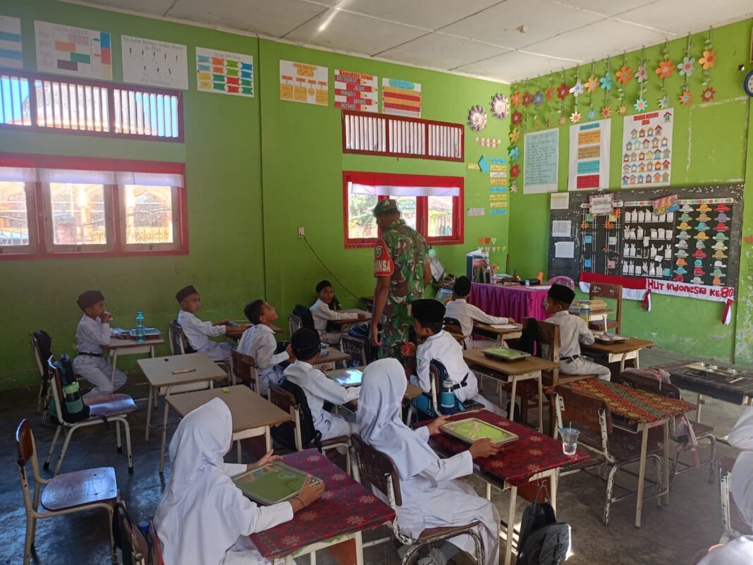 Babinsa Koramil Jaya Pantau Distribusi Makanan Bergizi untuk Siswa MIN 1 Aceh Jaya