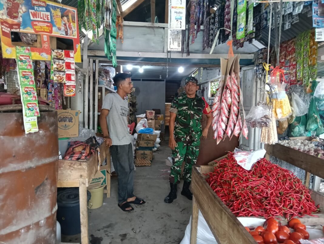 Babinsa Koramil Jaya Pantau Harga Sembako, Ketersediaan Bahan Pokok Tetap Terjaga