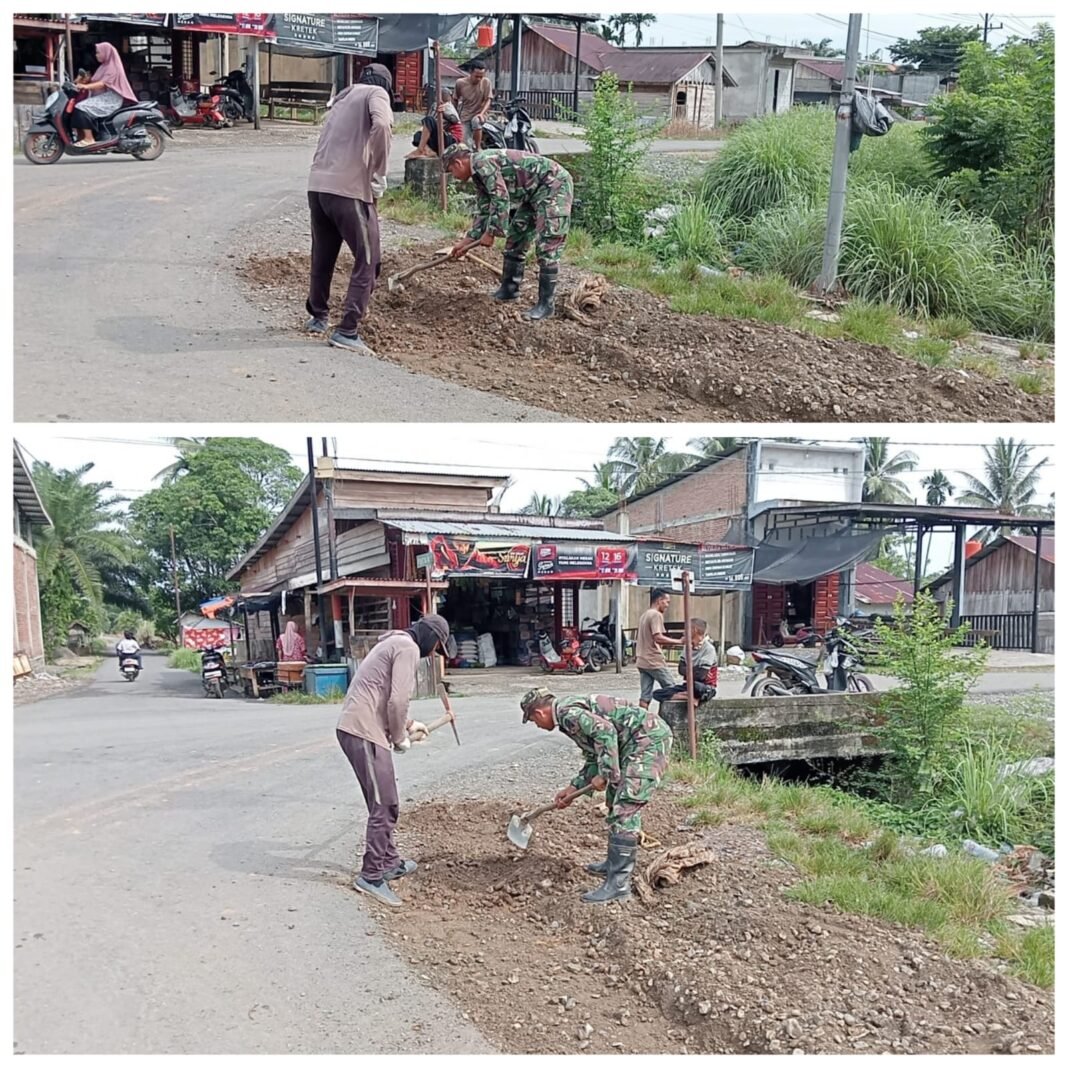 Babinsa Woyla Barat dan Warga Gotong Royong Lebarkan Simpang Jalan Desa Pasi Mali