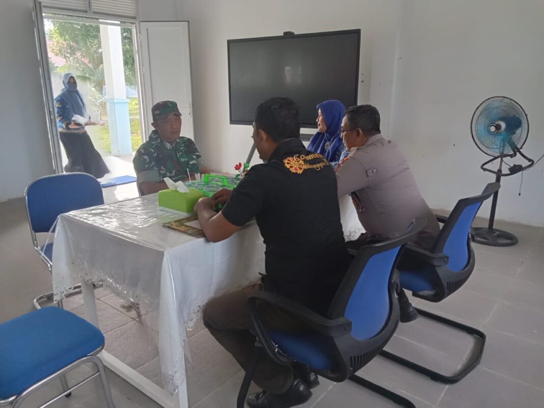 Babinsa dan Bhabinkamtibmas Bersinergi Edukasi Pelajar SMPN 4 Setia Bakti tentang Bijak Bermedia Digital
