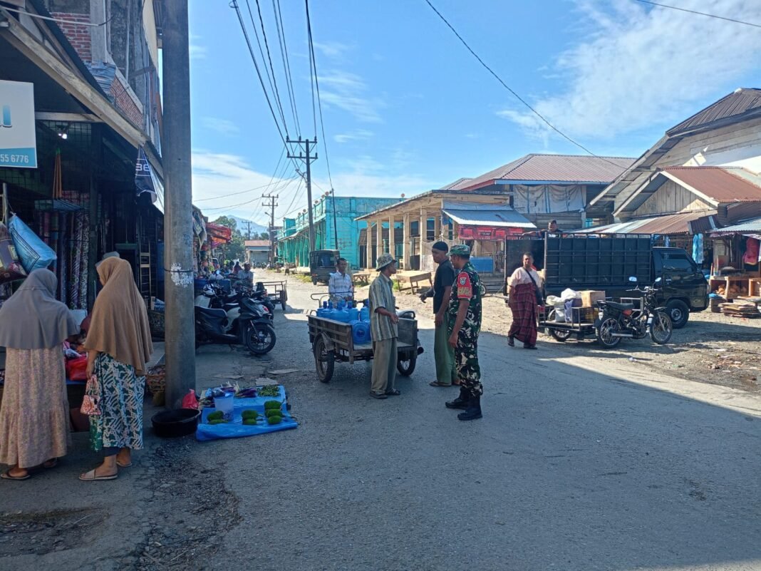 Babinsa Koramil Jaya Tingkatkan Pengamanan dan Pemantauan Keramaian di Pasar Lamno
