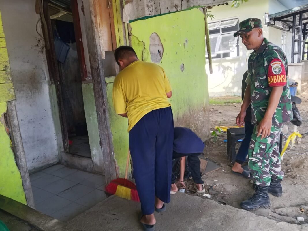 Babinsa Setia Bakti dan Santri Ponpes Al Ansar Gelar Gotong Royong Minggu Bersih
