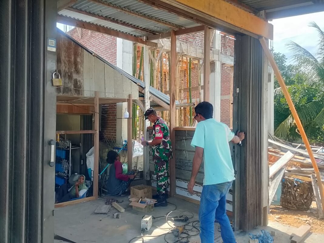 Babinsa Koramil 05/Panga Hadir di Tengah Pekerja Bangunan untuk Jalin Komunikasi Harmonis