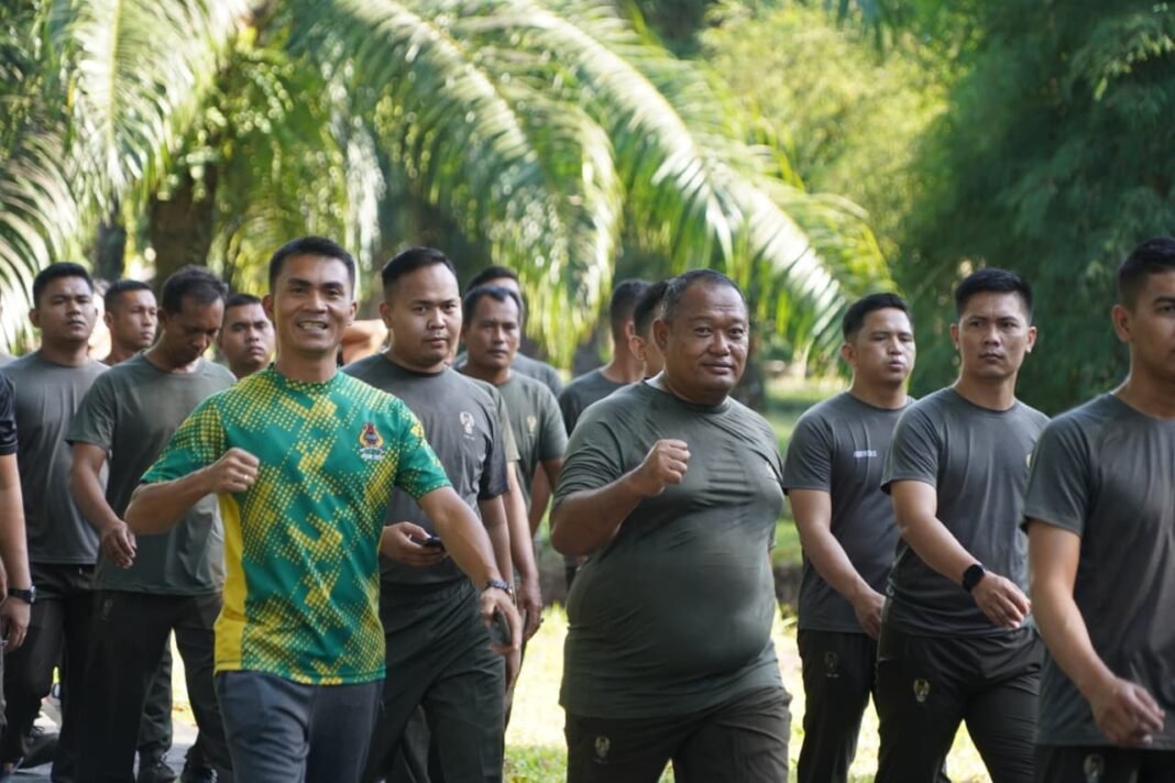 Korem 012/Teuku Umar Tingkatkan Semangat Kebersamaan Lewat Kegiatan Jalan Bersama