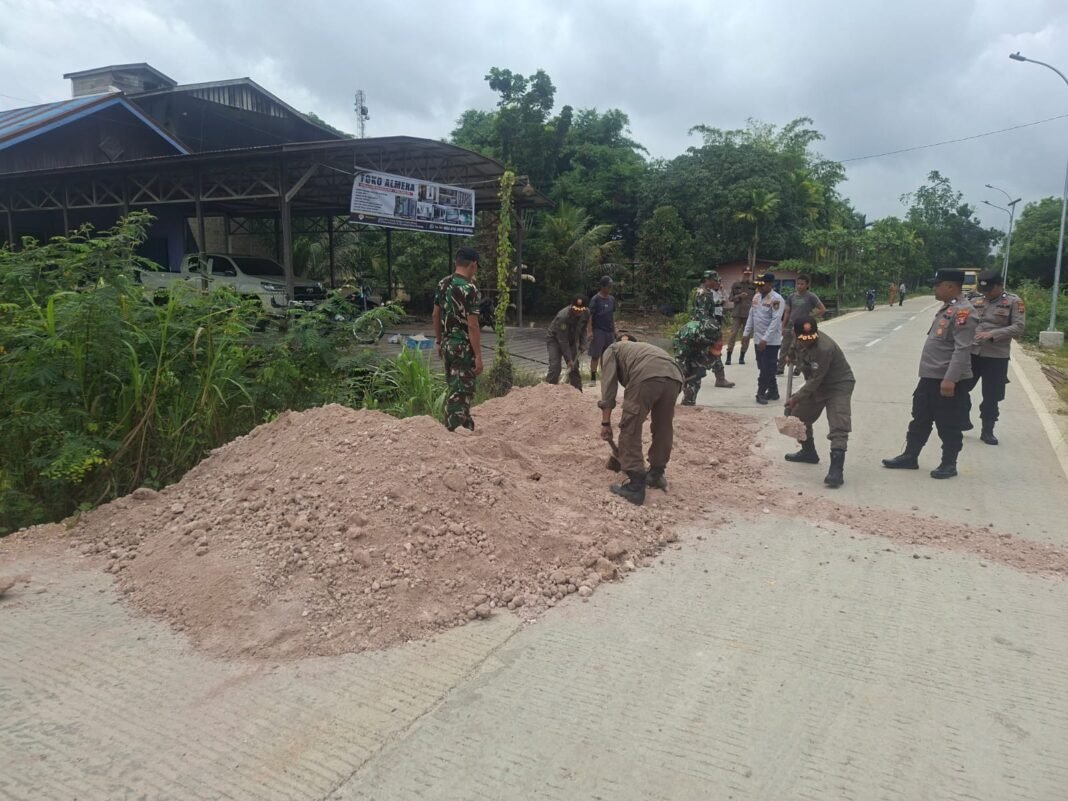 Jalan Poros Amblas di Kutai Timur Diperbaiki, Babinsa Pimpin Semangat Gotong Royong