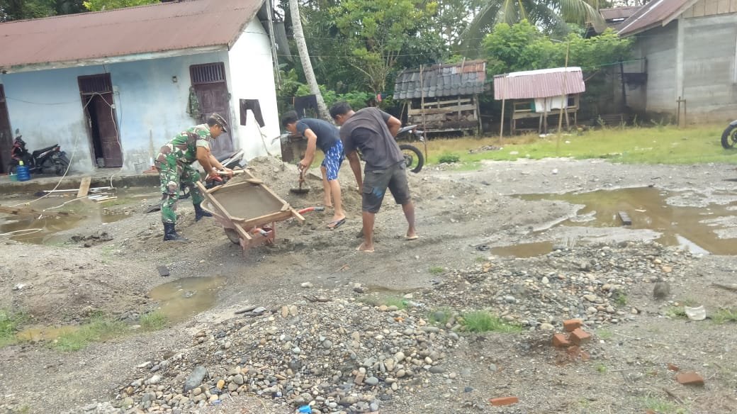 Babinsa Koramil 06/Teunom Gotong Royong Bersihkan TPA, Pererat Kebersamaan dengan Warga