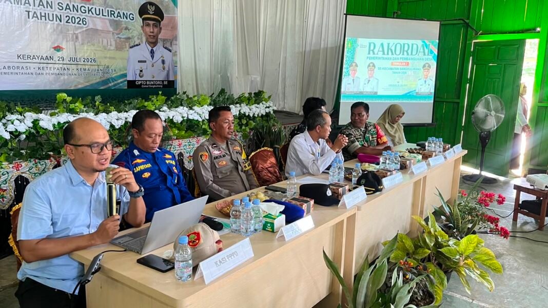 Babinsa Dukung Pemerintahan Desa yang Transparan Lewat Rakordal di Sangkulirang