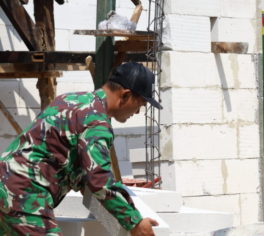 Kebersamaan Satgas TMMD 129 dan Warga Antar 10 Unit Rumah Layak Huni Selesai Tepat Waktu