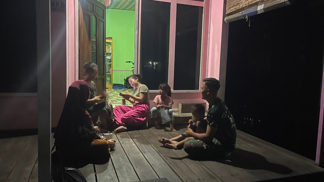 Kebersamaan TNI dan Warga Kampung Patin Melalui Diskusi Malam
