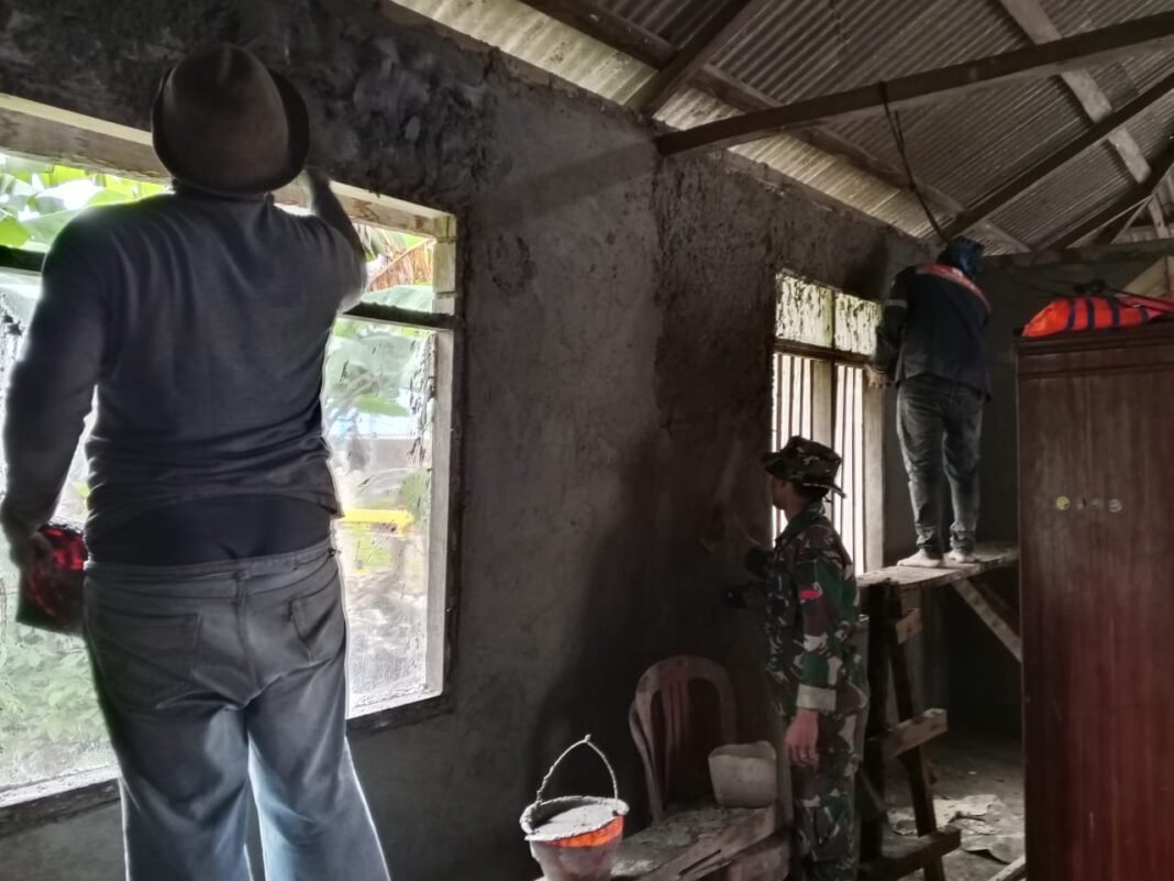Gotong Royong TNI dan Masyarakat dalam Renovasi Rumah Suardi