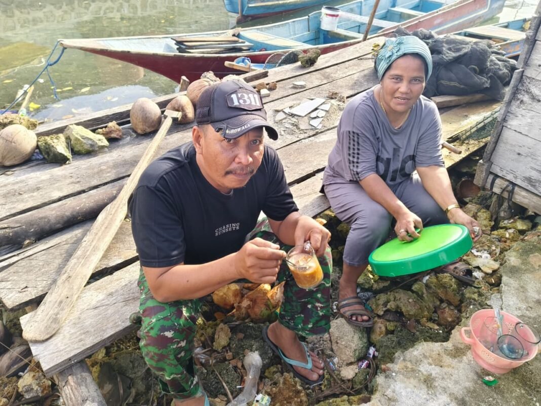 Es Kelapa Muda: Sajian Segar dari Ibu-Ibu untuk Anggota Satgas TMMD