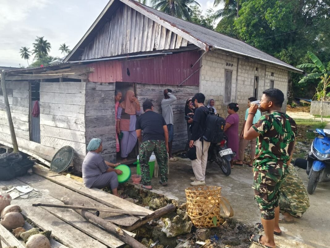Aksi Peduli Ibu Hj. Neni Tingkatkan Semangat Satgas TMMD dengan Minuman Segar