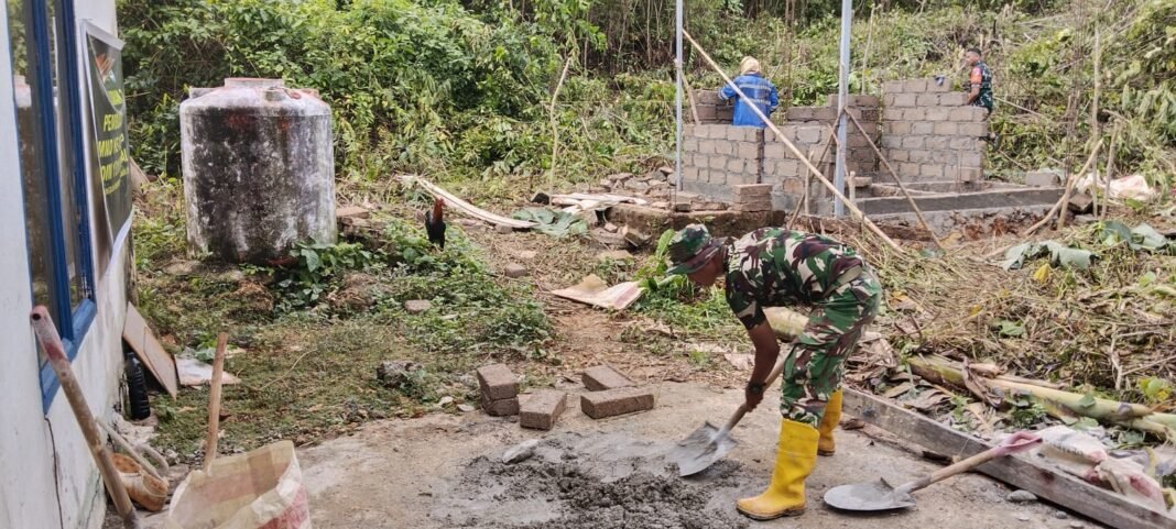 Kegiatan Bersama TNI dalam Pembangunan MCK di Desa Polewali