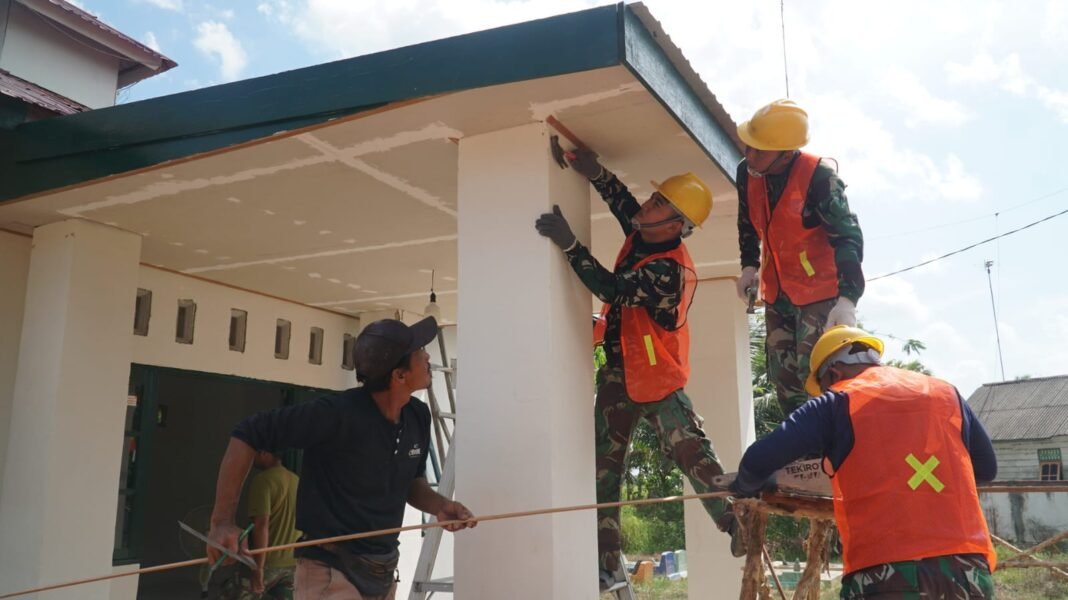 Lis Plafon Musholla Darul Iman Dikerjakan Satgas TMMD Ke-129