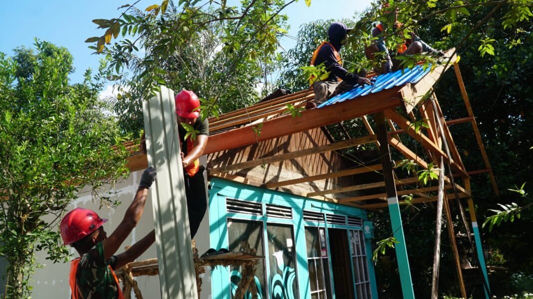 Keterlibatan Satgas dan Warga Mempercepat Pemasangan Atap RTLH Ibu Wahida