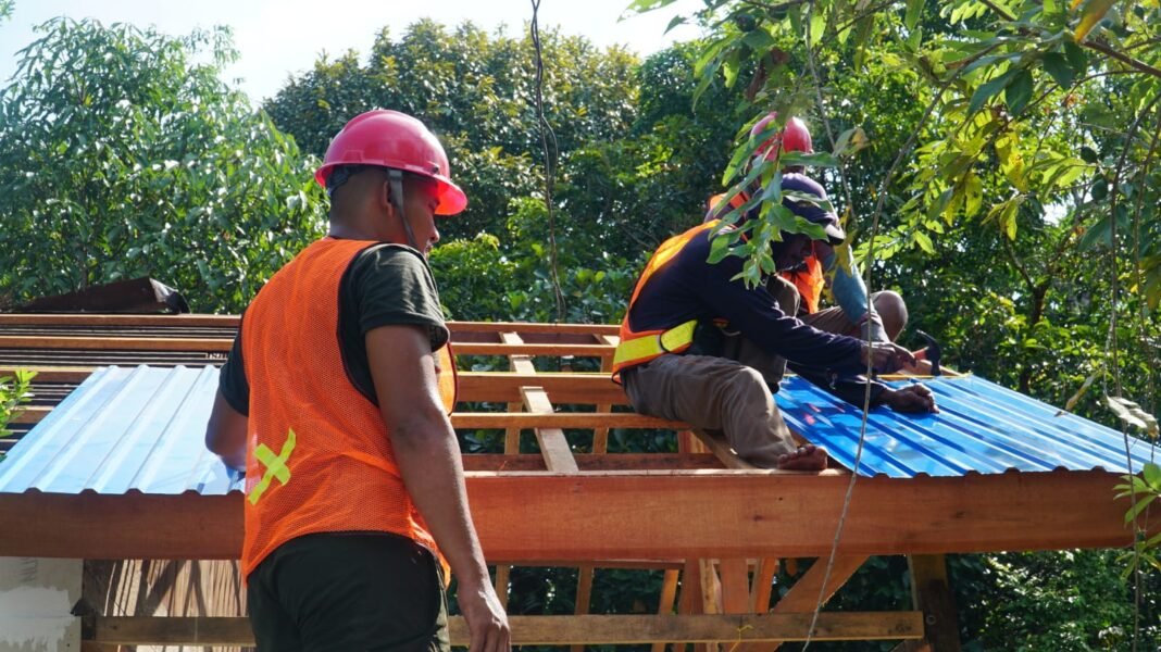 Harapan Ibu Wahida Semakin Dekat dengan Pemasangan Atap Rumah