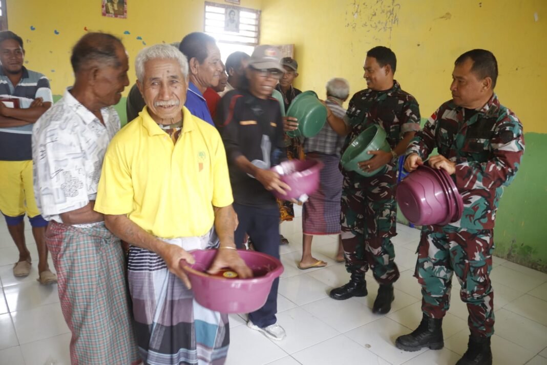 Kegiatan Pembagian Perabotan oleh Satgas TMMD 129 di Kodim Belu