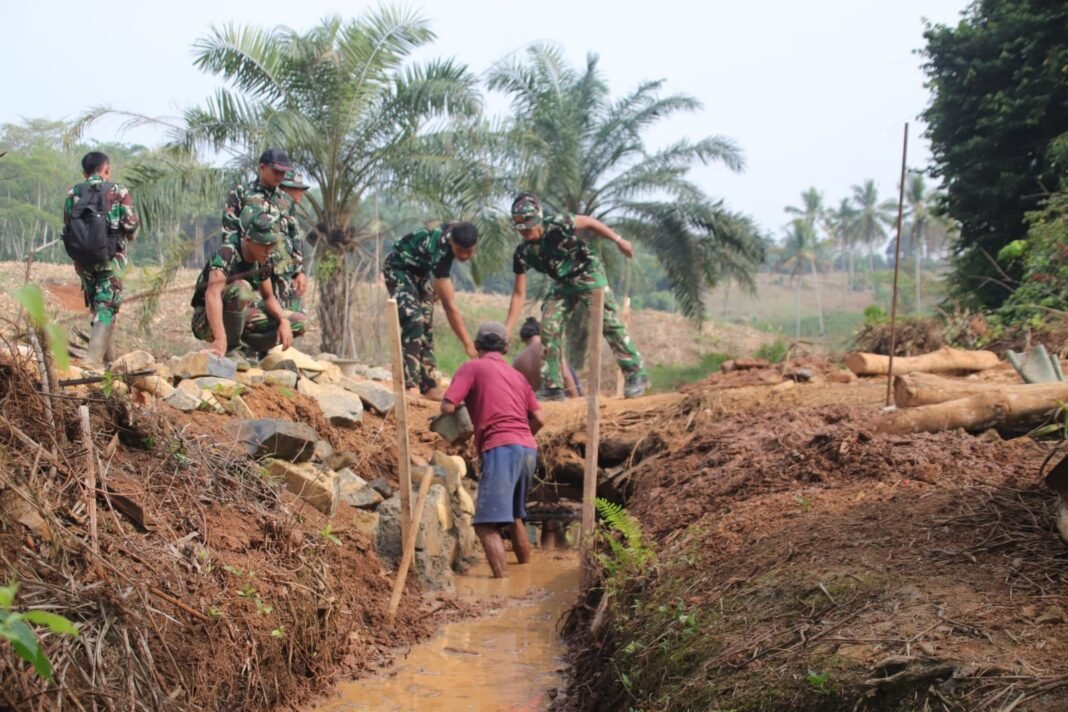 Upaya Cegah Banjir melalui Pembangunan Gorong-gorong oleh Satgas TMMD ke-129