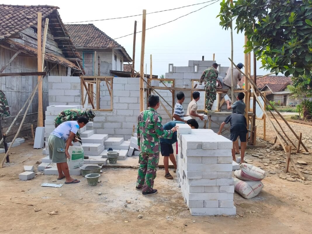 Sinergi TNI dan Warga dalam Pembangunan RLH dan MCK di Desa Baru Raharja