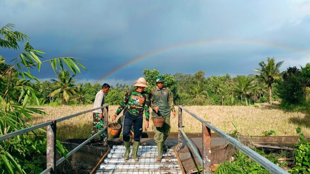 Pengerjaan Jembatan Garuda: Kesatuan TNI dan Komunitas di Desa Manduang
