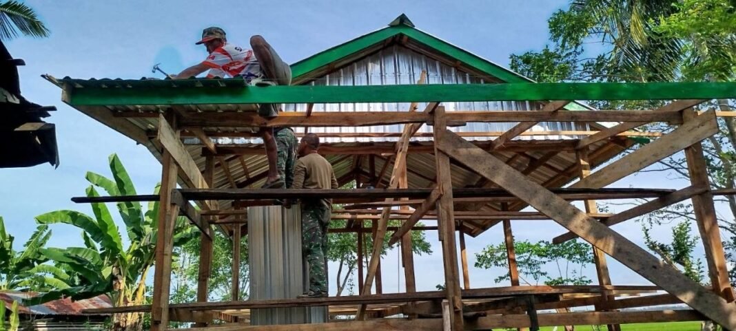 Kemajuan Pemasangan Atap RTLH untuk Ibu Rosnawati oleh Satgas TMMD
