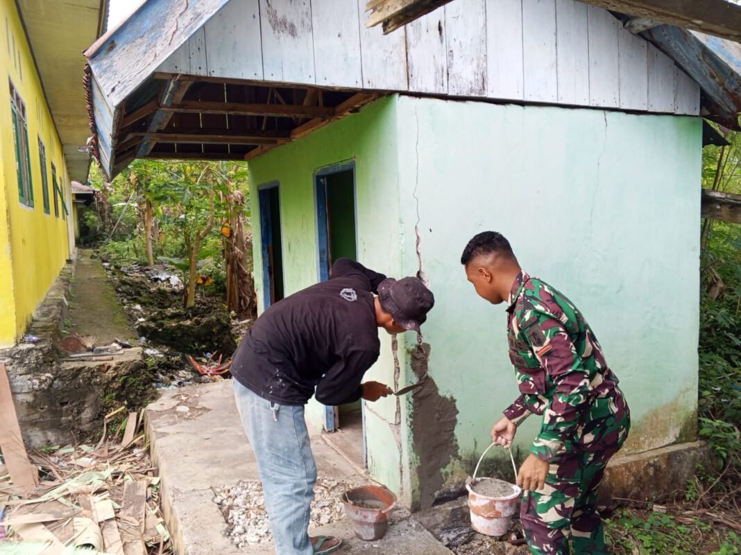 Kerja Sama antara Satgas TMMD dan Warga Pelosok dalam Renovasi MCK SDN Pulau Dua