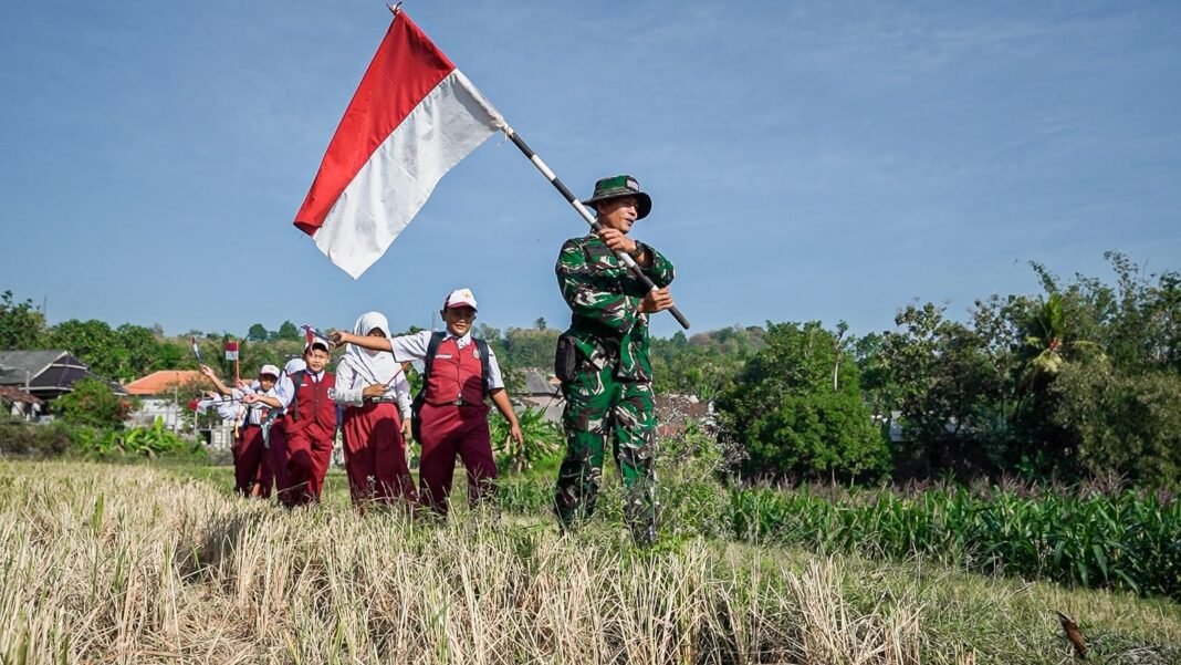 Keseruan Pulang Sekolah Bersama TNI: Sertu Asto dan Siswa SD Tlemang Menyusuri Sawah