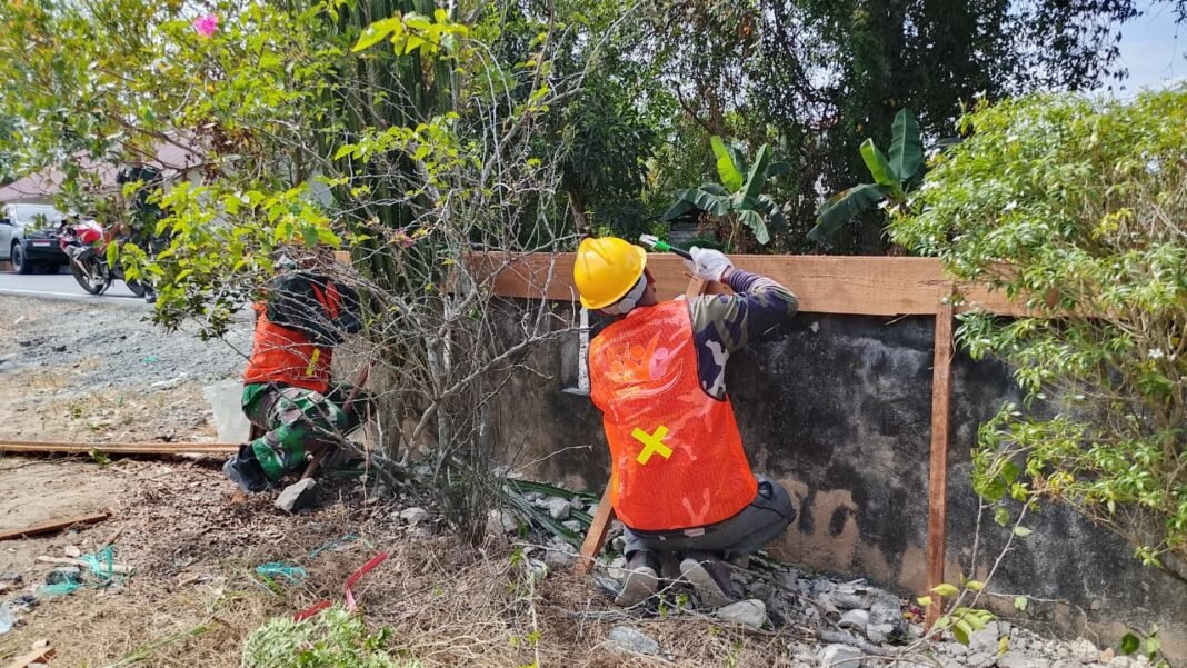 Sinergi TNI dan Warga dalam Proyek Musholla di Kapuas