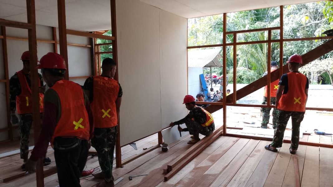 Kegiatan Pemasangan Dinding Kalsibut RTLH Walianto oleh Satgas TMMD dan Masyarakat