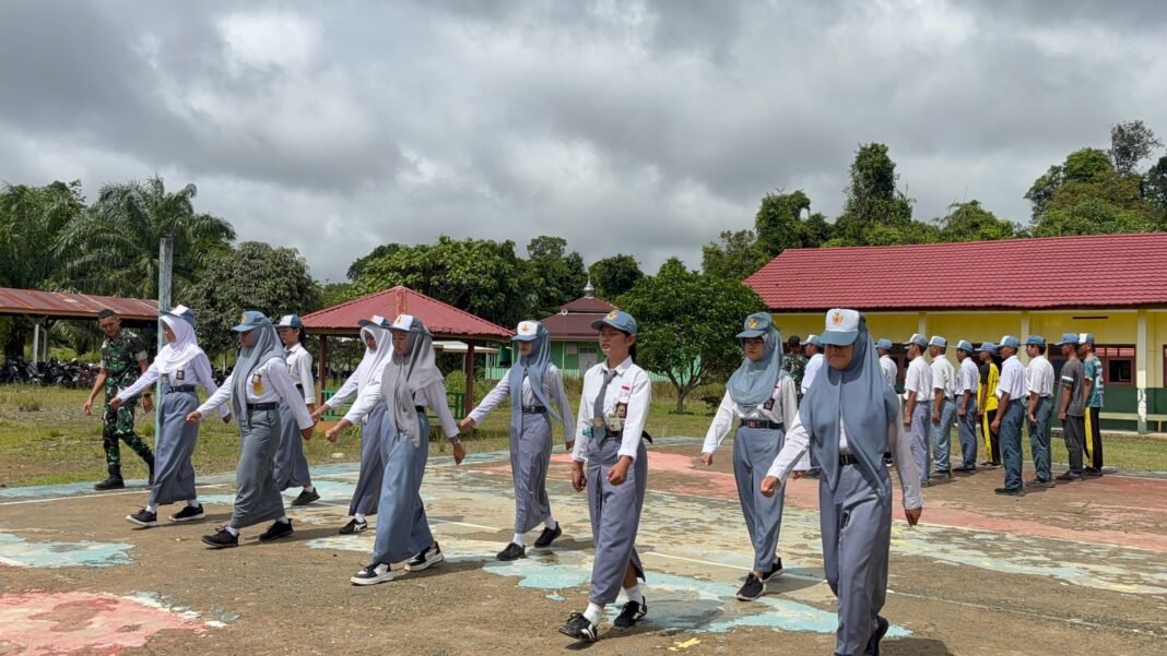 Latihan PBB Dasar oleh Yonif TP 881/Baratama Dharma untuk Generasi Muda