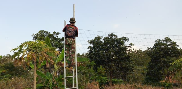 Tim TMMD 129 Lakukan Pemasangan Jaring Lapangan Voli