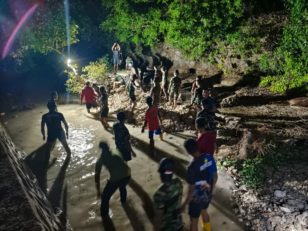 Satgas TMMD Ke-129 Kodim 1311/Morowali Lembur Bersama Warga Kumpulkan Material Lokal di Pesisir Pantai Umbele